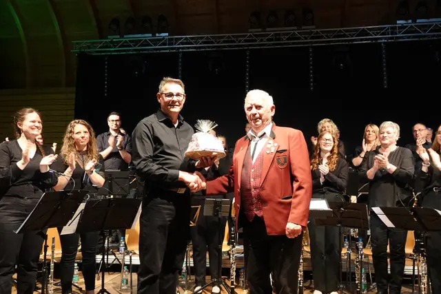 Zwischen diesen Stücken stand ein Moment, der den Abend erdete. Helmut Arlt, ein Bariton-Spieler, verabschiedete sich nach 66 Jahren aktiver Musikzeit von der Bühne. 


