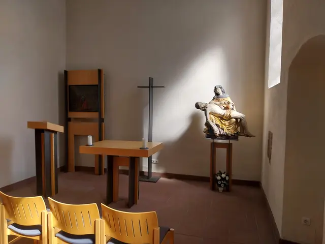 Das schlichte Innere der Ölbergkapelle: die Pieta' eingehüllt im frühlingshaftem Sonnenschein.  | Foto: HVV OBERNBURG 