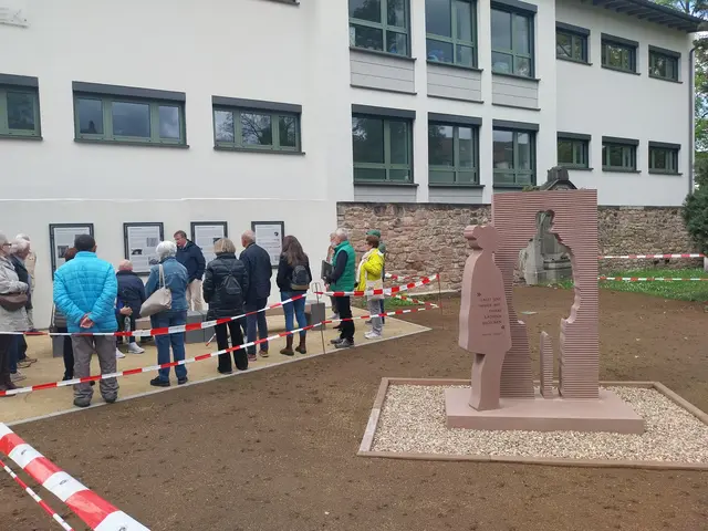 Die kürzlich aufgestellte Skulptur am Alten Friedhof: ein weiteres Kunstwerk für alle zugänglich  | Foto: HVV OBERNBURG 