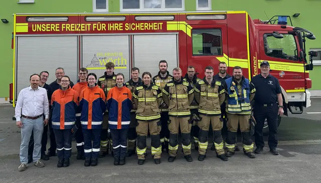 von links nach rechts:
Bürgermeister Andreas Fath-Halbig, Kreisbrandmeister Wettbewerbe Thomas Keller, Thomas Zimmermann, Clara Irrgang, Lukas Bronnbauer, Annika Fliedner, Maverick Kletzel, Lisa Prockner, Jan Schindlbeck, Christina Herbert, Marcel Seitz, Lukas Schulz, Fabio Günthner, Mike Matheis, Kommandant Bernd Kettinger, Niklas Walter und Gerald Pötzl
