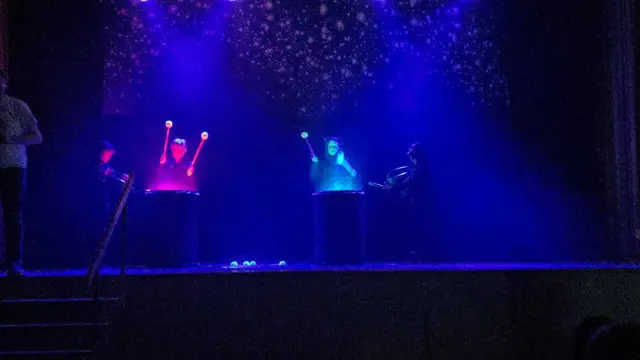 Wassertonnen sorgten bei den Magical Science Kids für Rhytmen und tanzende bunte Wassertropfen.