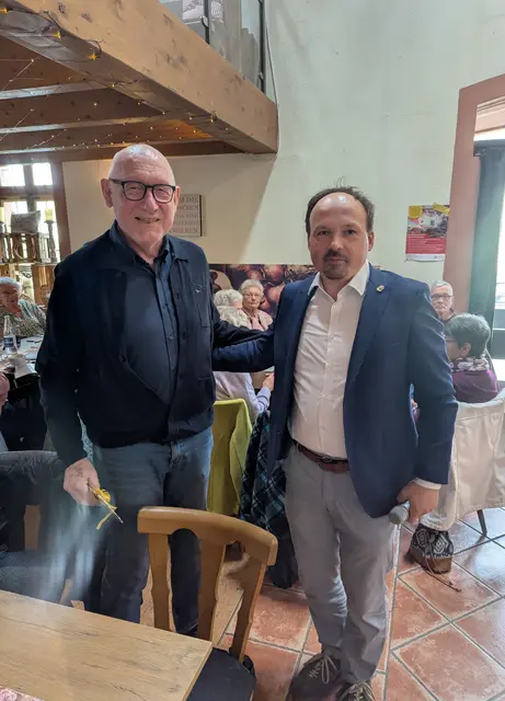 Bürgermeister Andreas Fath-Halbig (rechts) dankt Bernd Lenk, der das Amt des Seniorenbeauftragten acht lang Jahre ausübte.
Foto: Peter Hörst