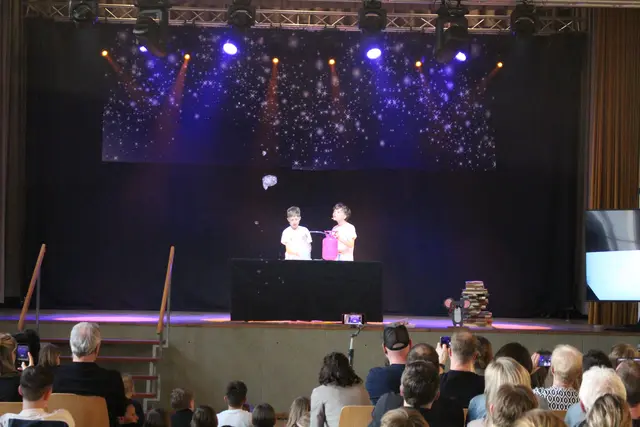 Die Naturwissenschaften können Dinge sogar magisch fliegen lassen. Auch dies bewies die Magical Science Kids Show unter anderem mit Seifenblasen.