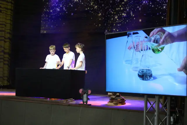 Kein Zauber aber angewandte Chemie lies Farben magisch wechseln und begeisterte bei der Magical Science Kids Show das Publikum.