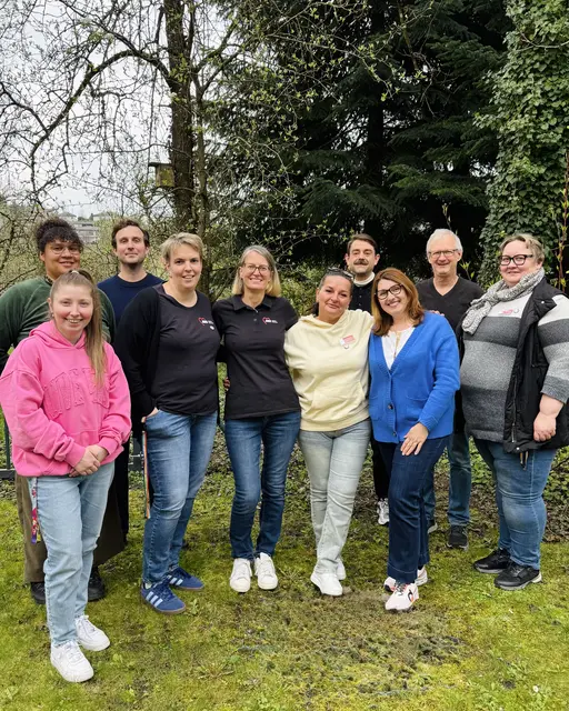 Mitarbeitende der AWO Neckar-Odenwald und die Zertifizierungsstelle „Lebensort Vielfalt“ feiern gemeinsam die Auszeichnung der drei Pflegeheime.
 | Foto: AWO Neckar-Odenwald gGmbH 