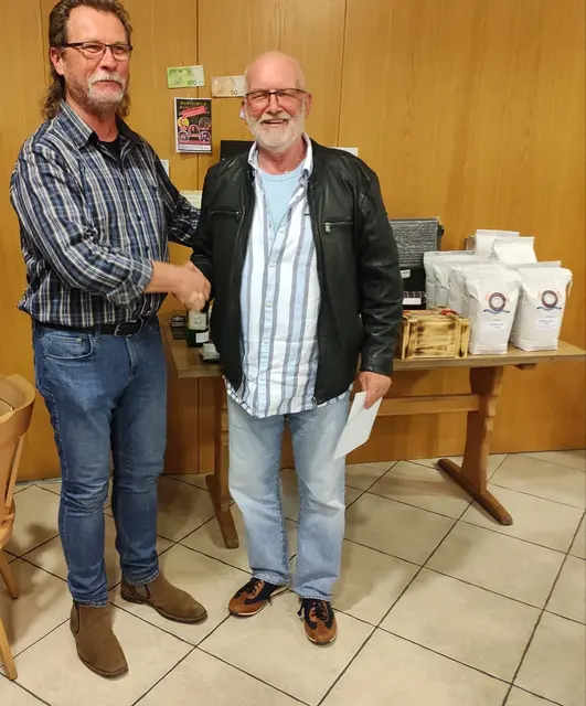 Der Co-Vorsitzende Joachim Schmedding gratuliert dem Gewinner Horst Peter zur Reise nach Berlin 