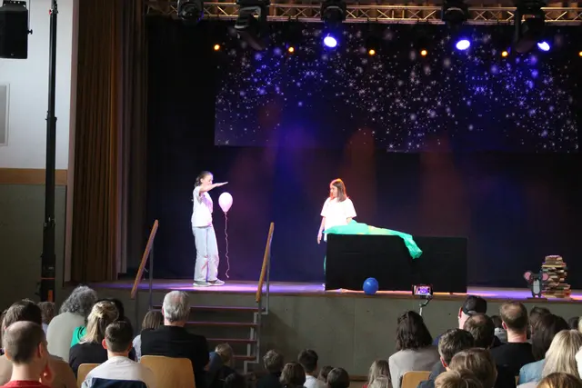 Mit einem Ballon kann man spazieren gehen, denn er bleibt auf halber Höhe. Diese verwunderliche Eigenschaft bewiesen die Magical Science Kids am Samstag ebenso. 
