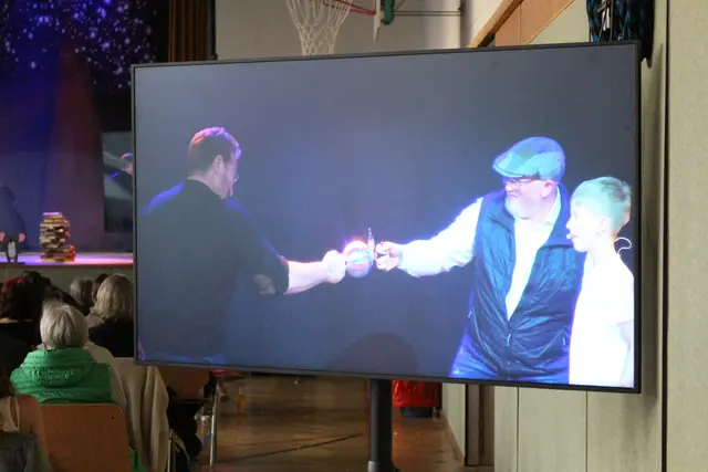 Im Gegensatz zu den Magical Science Kids hatten Erwachsene keine Chance die Magdeburger Halbkugel auseinander zu ziehen. Große Monitor zeigten live jedes Detail von der Bühne, damit jeder Zuschauer mittendrin war. 
