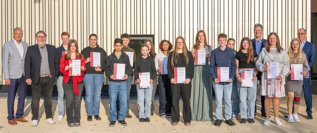 Die für ihr soziales Engagement ausgezeichneten Mittelschülerinnen und Mittelschüler stellten sich mit (von links) stellvertretendem Landrat Günther Oettinger und Amorbachs Schulreferent Christian Klingenmeier sowie Netzwerkvorstand Dirk Elias (recht) und Schulamtsdirektor Harald Frankenberger (Vierter von rechts) dem Fotografen.  | Foto: Winfried Zang