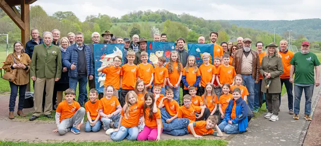 Alle, die dazu beigetragen haben, dass Faulbach zur „Kitzfreundlichsten Gemeinde“ gekürt wurde, stellten sich dem Fotografen.  | Foto: Winfried Zang