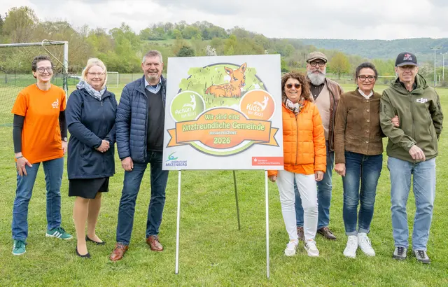 Solche Schilder stehen künftig am Faulbacher Ortseingang. Darüber freuen sich (von links) Sandra Hoffbauer (Kitzretter), Anja Keller (Sparkasse Aschaffenburg Miltenberg), Bürgermeister Wolfgang Hörnig, Susanne Kunkel (Kitzretter), stellvertretender Landrat Bernd Schötterl, Initiatorin Doris Völker-Wamser und Drohnenpilot Erich Zwiesler. | Foto: Winfried Zang