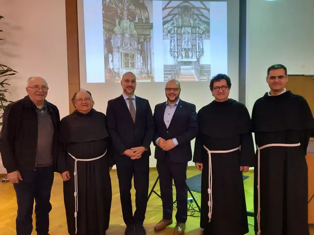 Einen gelungenen Einstieg in das Jubiläum 400 Jahre Heilig-Blut-Altar fand der Festvortrag des Historikers Cornelius Lange (3.v.l.) aus Würzburg. Das Bild zeigt ihn zusammen mit Wallfahrtsleiter Pater Josef Bregula (2.v.re.), Guardian Pater Kamil Pawlak (re.), Bürgermeister Meikel Dörr (3.v.re.), Pater Leon Rawalski (2.v.l.) und Diakon Karl-Heinz Becker (li.)  | Foto: Achim Dörr