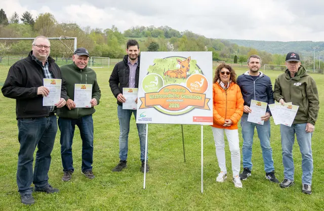 Die Faulbacher Kitzretter-Organisatorin Susanne Kunkel mit einigen Landwirten, die sich an der Kitzrettungsaktion beteiligten. | Foto: Winfried Zang