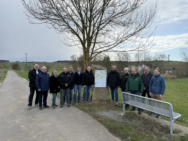 Der Vorsitzende Johannes Gehrig (5. v. r.) freute sich gemeinsam mit den Vorstandsmitgliedern Bürgermeister Ralf Killian (1. v. l.), Norbert Zier (3. v. r.), Markus Diemer (4. v. r.), Wolfgang Hornung (2. v. r.), Andreas Eberhard (1. v. r.), Marlis Ebel-Walz (3. v. l.) und Steffen Schmitt (4. v. l.) sowie den Ortsvorstehern Erhard Walz (Oberwittstadt) (5. v. l.) und Danny Barie (Unterwittstadt) (7. v. l.) und Vertretern des Landratsamtes, Fritz Bopp (2. v. l.) und Fabian Amend (6. v. l.), über den erfolgreichen Abschluss des Projekts, der mit der Enthüllung des Gedenksteins gefeiert wurde. 
 | Foto: Stadt Ravenstein