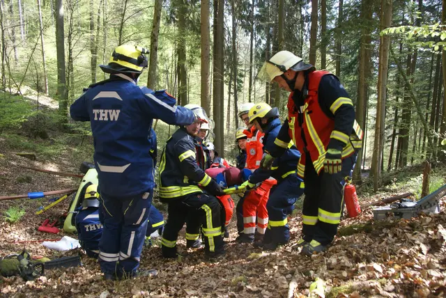 Die Einsatzkräfte beim Abtransport einer verletzten Person. | Foto: THW Miltenberg