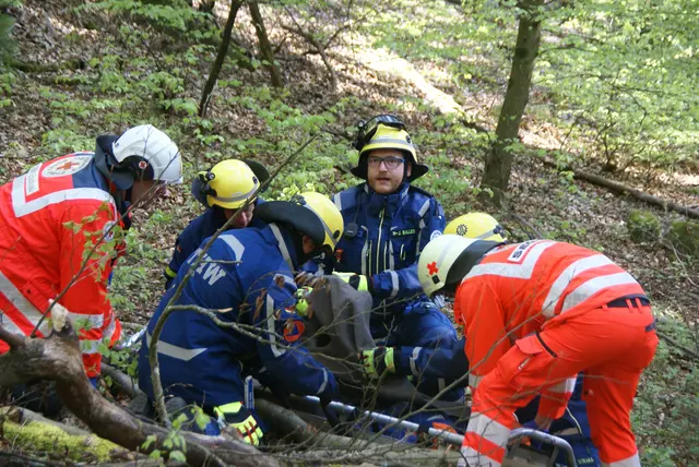 Die Hilfskräfte beim Versorgung des Verletzten. | Foto: THW Miltenberg