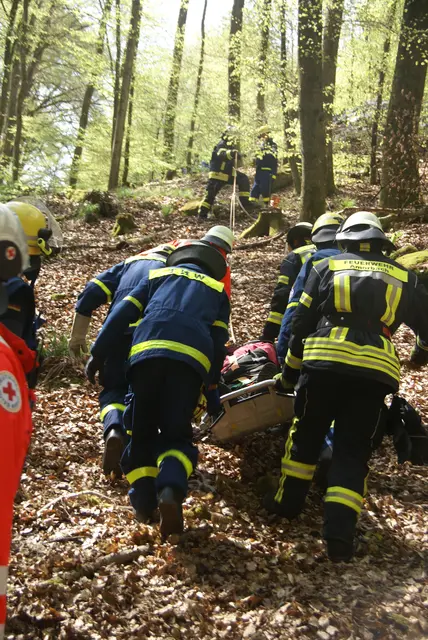 Die Hilfskräfte beim Bergen des Verletzten. | Foto: THW Miltenberg