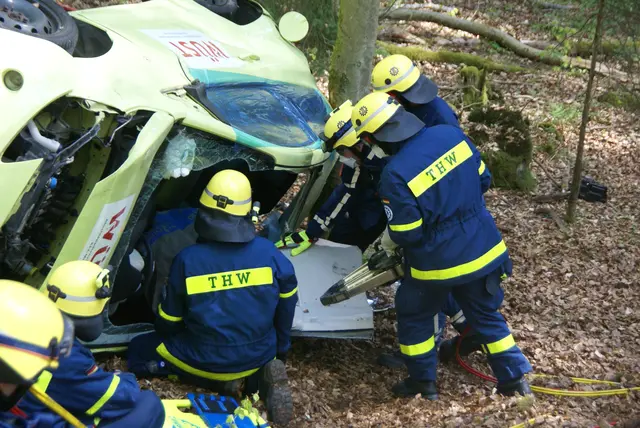 Die Einsatzkräfte bei der Ersten-Hilfe-Leistung, Bergung und Betreuung einer verletzten Person. | Foto: THW Miltenberg