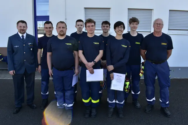 Das Bild zeigt von links nach rechts: Michael Zipf, Zugführer und Prüfungsleiter des THW Miltenberg, den neuen THW-Nachwuchs Jannik Trunk, Georg Heidtmann, Finley Menges, Tom Heinz, Leo Panizzi, Anton Grimm, Mika Meisenzahl und den Ausbilder und stellvertretenden Ortsbeauftragte Martin Oettinger. | Foto: THW Miltenberg