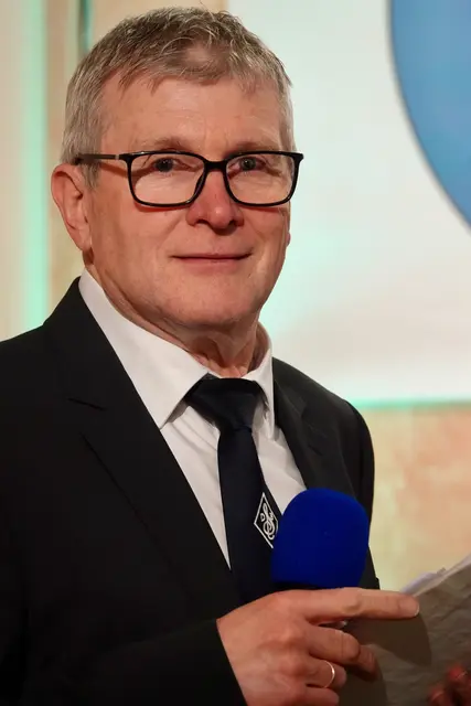 Paul Häfner, Vorsitzender des MGV Steinbach, moderierte humorvoll das 140-jährige Jubiläum.