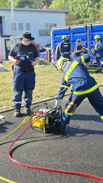 Ein Prüfling bei der Bewältigung der Prüfungsaufgabe, dem Umgang mit Schere- und Spreizer. | Foto: THW Miltenberg