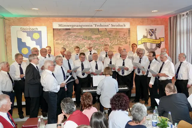 Im Mittelpunkt standen nicht nur die Darbietungen verschiedener Chöre, sondern auch die feierliche Auszeichnung langjähriger Mitglieder. Bürgermeister Thomas Schreglmann würdigte das jahrzehntelange Engagement von Anton Palmert, Bernhard Grein, Rudolf Wolf, Mathias Seitz und Alfred Kuch – eine Geste, die die Vorbildfunktion und den Wert ehrenamtlicher Arbeit für das Dorf betonte. 
