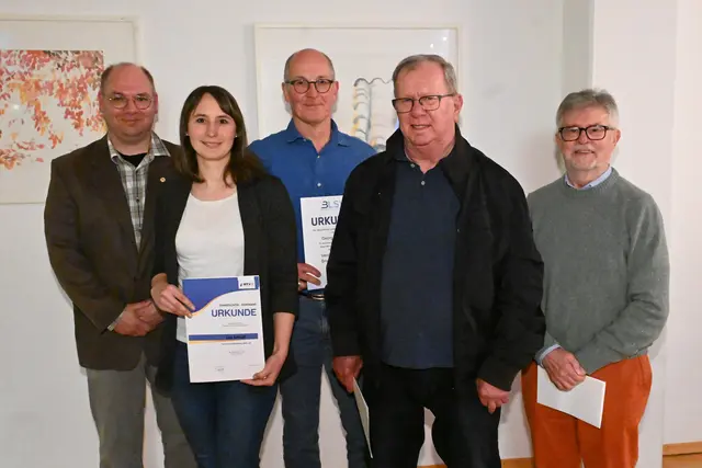 Marcus Schneider (links) und Adolf Zerr (rechts) übergeben BTV- und BLSV-Auszeichnungen an Lisa Schöpf, Georg Kümmel und Herwig Schöppel.  | Foto: Helga Ackermann