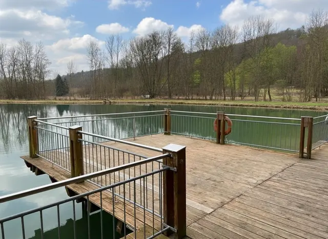 Ein Ort zum Durchatmen: Auf dem Holzsteg am See in Grünsfeld entsteht ein Liegebereich mit Blick ins Grüne und aufs Wasser. Für die Pflege des Areals wird zudem ein Aufsitzrasenmäher gefördert.

 | Foto: Seeverein Grünsfeld e.V., K. Blank
