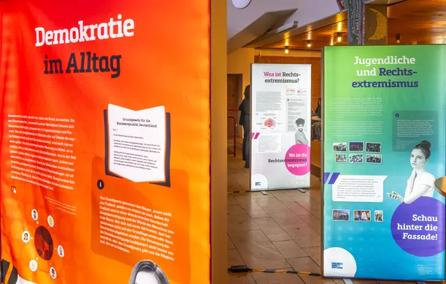 Über die Bedeutung der Demokratie für die Gesellschaft informiert zurzeit eine Ausstellung in der Berufsschule Miltenberg.  | Foto: Winfried Zang
