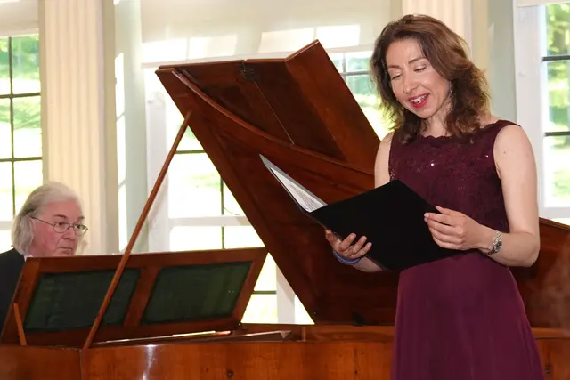 Das Zusammenspiel von Natasha Goldberg und Michael Günther, die Würdigung Peter Anton Kreussers, die Resonanz des Publikums und die Bedeutung des Ortes verschmolzen zu einem Konzertereignis, das die Musikkultur in Wertheim nachhaltig bereicherte.
Foto Roland Schönmüller