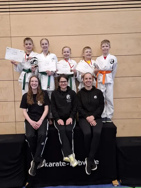 Die erfolgreichen Teilnehmer-/innen mit ihren Trainerinnen