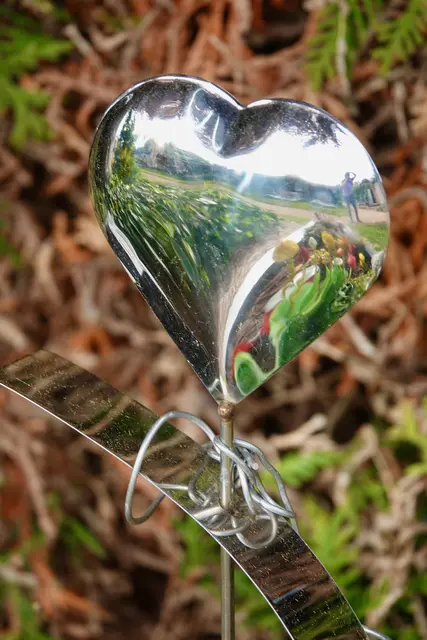 Vielleicht ist es genau das, was einen Friedhof im Frühjahr so besonders macht: Er verbindet das, was war, mit dem, was wiederkehrt. Er zeigt, dass Erinnerung kein Stillstand ist, sondern ein lebendiger Prozess. Und er lädt ein, sich selbst darin zu verorten – zwischen Blüte und Stein, zwischen Verlust und Neubeginn.