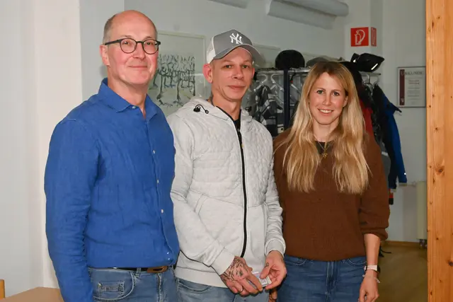 TVM-Vorsitzender Georg Kümmel (links) würdigt das Engagement von Stefan Straub (Tischtennis) und Miriam Dyroff (Gymnastik). | Foto: Helga Ackermann