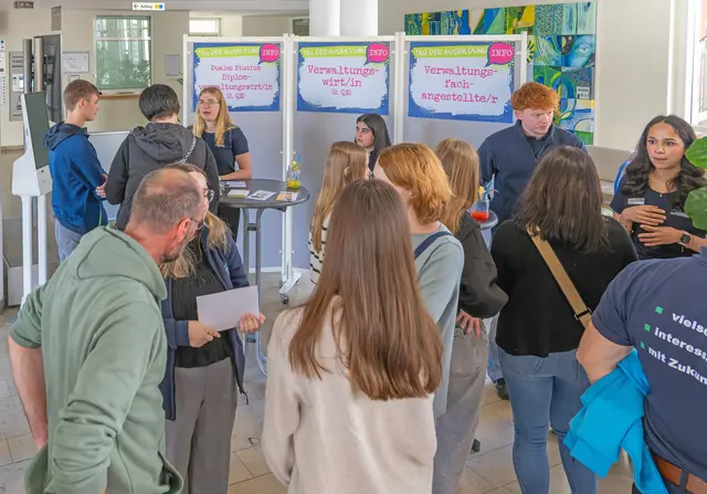 Eindrücke von ihrer Ausbildung im Landratsamt schilderten mehrere Auszubildende den Gästen beim „Tag der Ausbildung“.  | Foto: Winfried Zang