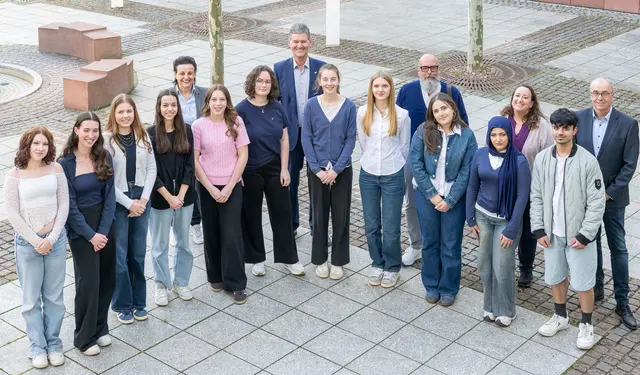 Die erfolgreichen Schülerinnen und Schüler, die am Projekt „Talent und Verantwortung“ teilgenommen haben, mit (hintere Reihe von links) Nicole Pfeffer und Harald Frankenberger (beide Netzwerk Schule-Wirtschaft), dem stellvertretenden Landrat Bernd Schötterl und den Netzwerk-Vorstandsmitgliedern Kerstin Hoffmann und Dirk Elias. | Foto: Winfried Zang