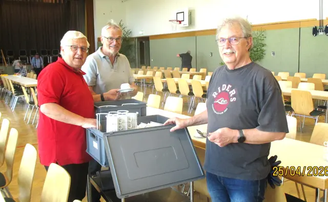 Der Burgschauspielverein hilft beim Aufbau | Foto: Ralf Kern