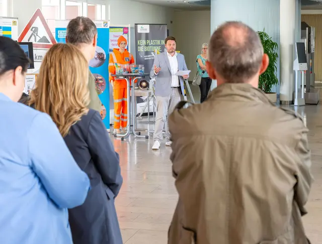 „Vielfältig, praxisnah und zukunftsorientiert“ sei die Ausbildung im Landratsamt, warb der designierte Landrat Björn Bartels beim „Tag der Ausbildung“ im Miltenberger Landratsamt.  | Foto: Winfried Zang