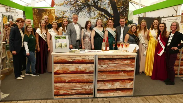Landrat Dr. Achim Brötel und Landrat Christian Engelhardt (Kreis Bergstraße) mit den regionalen Hoheiten am Stand der Touristikgemeinschaft Odenwald.
 | Foto: Touristikgemeinschaft Odenwald e.V.