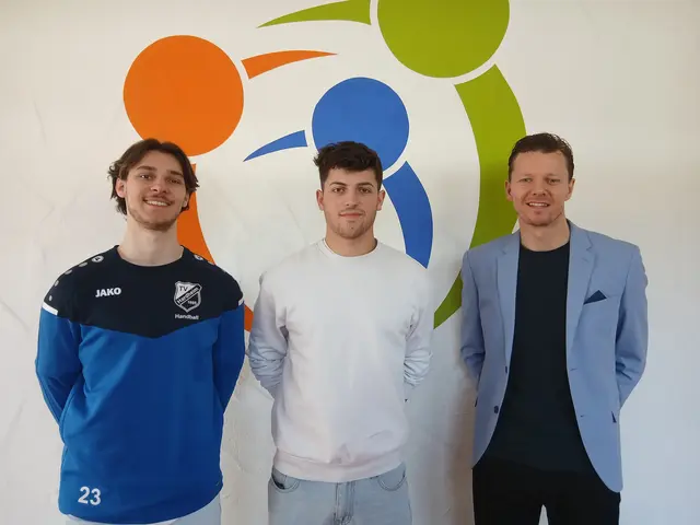 Die beiden Freiwilligen Johannes Gärtner (li) und Samuel Nikolaus mit Schulleiter Steven Bundschuh