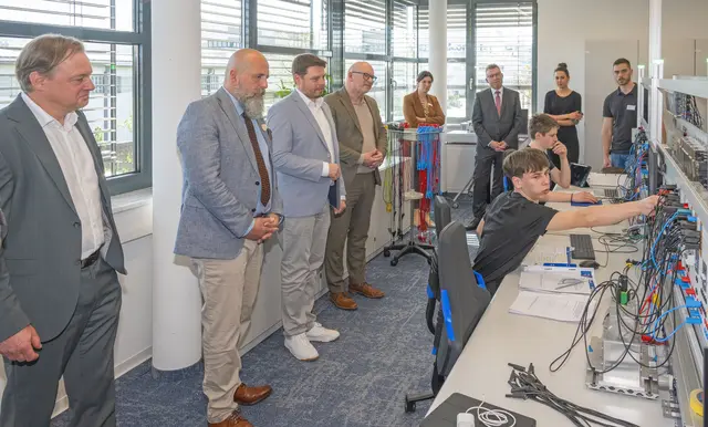 Spannende Einblicke in die Ausbildung der jungen Menschen bekamen die Landräte im Alcon-Ausbildungszentrum.  | Foto: Winfried Zang