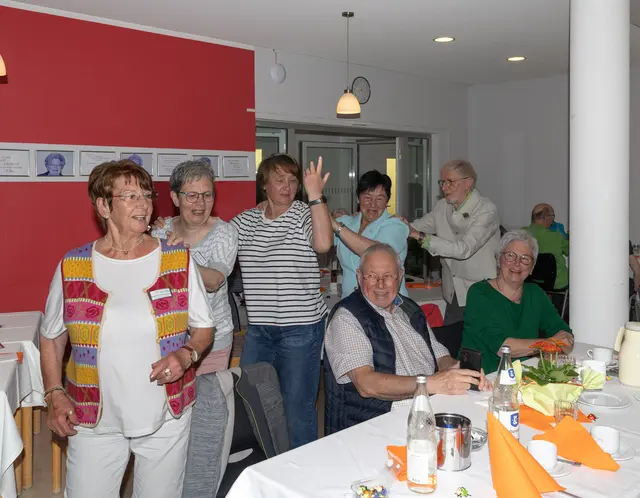 Das Bild zeigt eine fröhliche Menschengruppe bei einer Polonese
