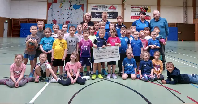 Die Spende nahmen die jüngsten Hardheimer Handballer entgegen