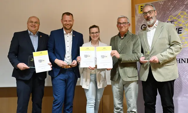 Limbachs Bürgermeister Thorsten Weber, Obrigheims Bürgermeister Thorsten Sienholz, Wirtschaftsförderin Ines Braach (v. l.) und Fahrenbachs Bürgermeister Jens Wittmann (rechts) freuen sich über die von Digitalminister Thomas Strobl (2. v. r.) überreichte Auszeichnung. 
 | Foto: Innenministerium Baden-Württemberg/Franziska Kraufmann