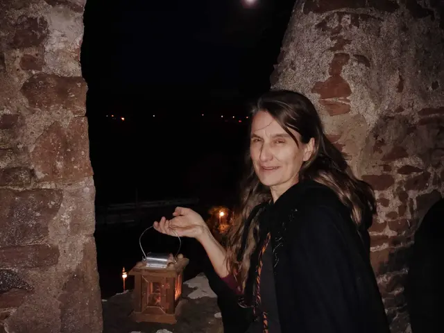 Die Hexe auf dem Almosenturm im Mondschein- seltene Gelegenheit,  Obernburg bei Nacht von oben! | Foto: Theaterverein Obernburg 