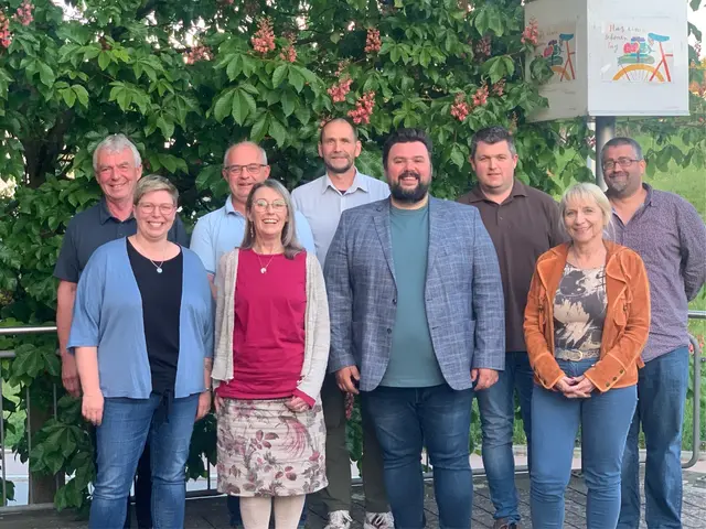 v.h.l.: Gernot Pfuhl, Andreas Hein (2. Bürgermeister a.D.), Axel Bodsch, Thorsten Muschik, Johannes Stapf, Sabine Jugl, Andrea Bergmann, Michael Schüßler (1. Bürgermeister), Ursula Brunn
