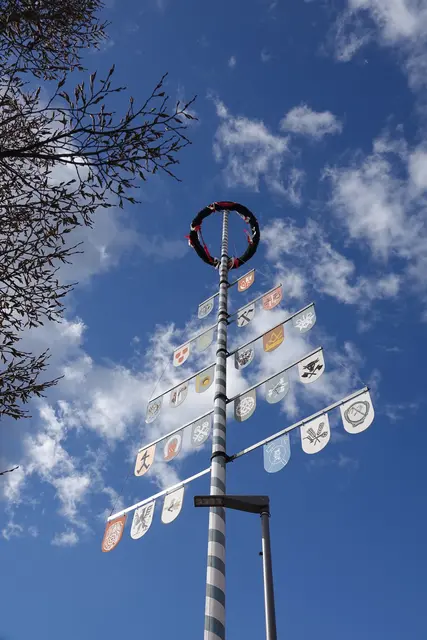  Der Maibaum: Der Brauch bleibt ein Ausdruck regionaler Identität, während er zugleich Raum für Weiterentwicklung und neue Formen des Miteinanders anbietet.