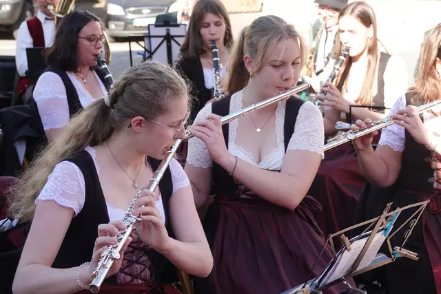 Mit zünftiger Musik  startet die Maifeier in Eichenbühl am Dorfplatz unweit vom neugeweihten Brunnen.