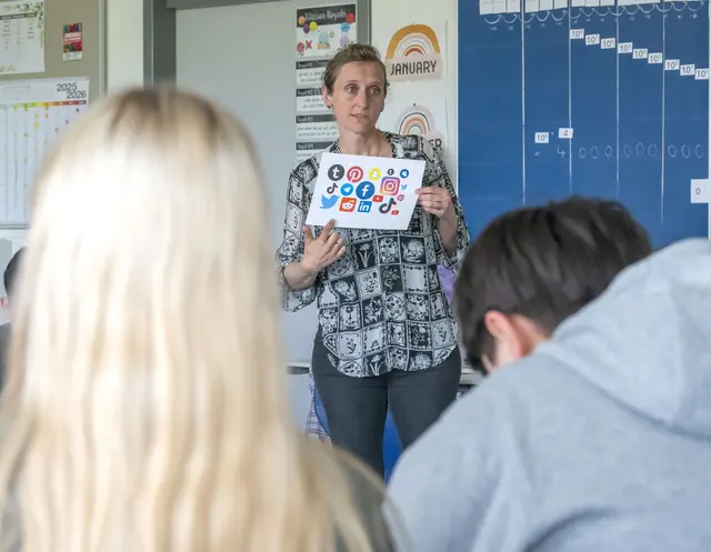 Julia Hildenbrand rief die Schülerinnen und Schüler auf, in den sozialen Medien vorsichtig zu sein und nicht zu viele private Details über sich preiszugeben. | Foto: Winfried Zang