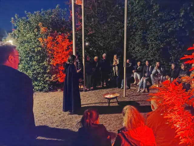 Das Feuer brennt: Mögen die schlechten Erinnerungen vorübergehen,  die guten bleiben,  die besten noch kommen! | Foto: Theaterverein Obernburg 