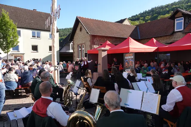 Festliche Stimmung am Eichenbühler Dorfplatz